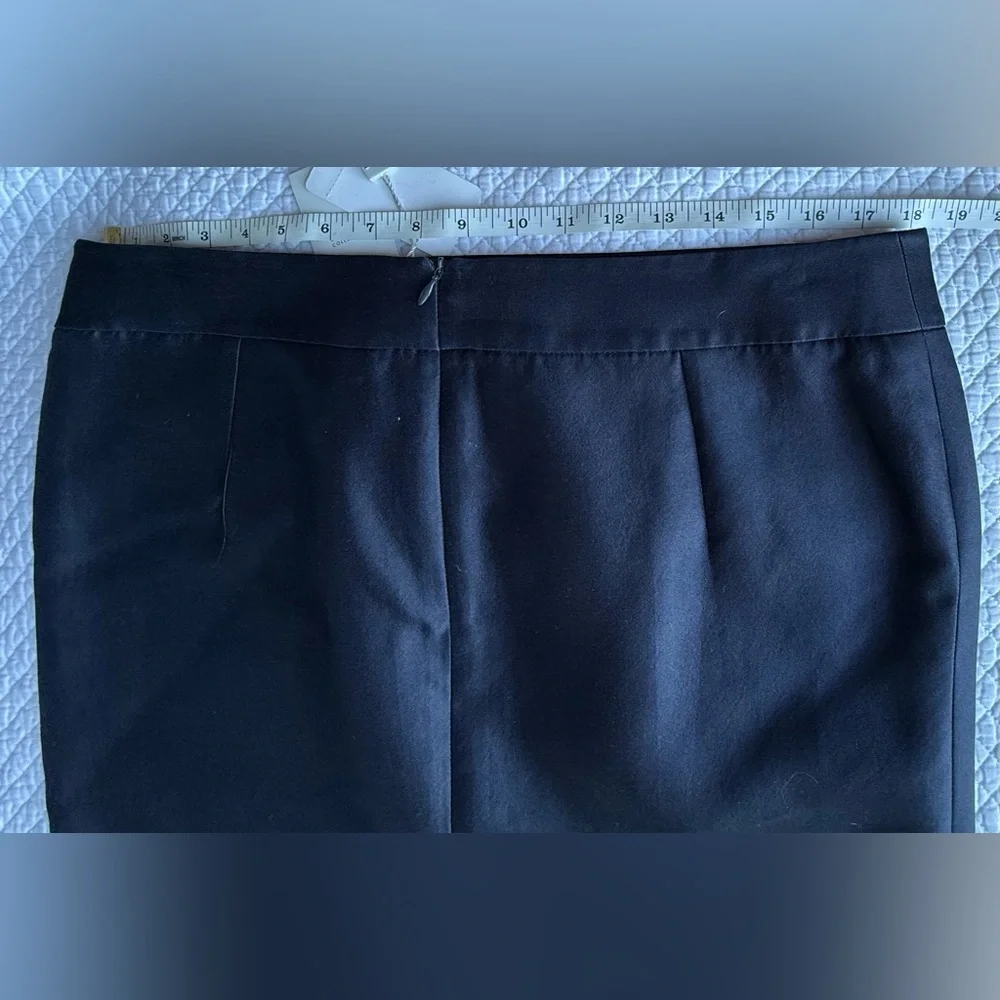 Armani Collezioni Classic Short Black Skirt Size 12 NWT